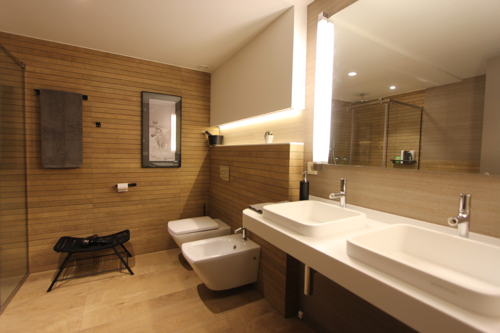 This is an example of a large contemporary master bathroom in Valencia.