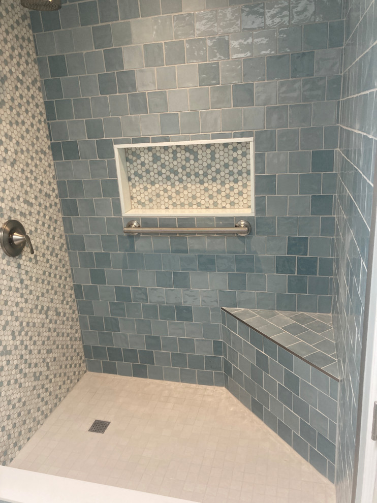 Ispirazione per una stanza da bagno padronale tropicale di medie dimensioni con mobile bagno freestanding, ante bianche, piastrelle blu e un lavabo