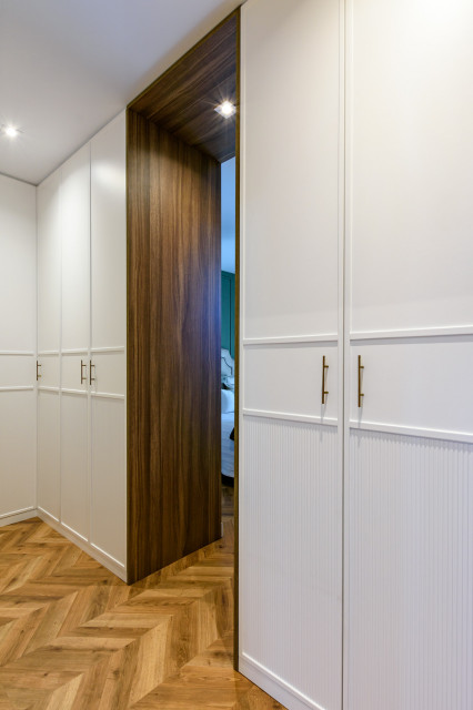 Un piso elegante, de tildes modernas klassisch-modern-ankleidezimmer