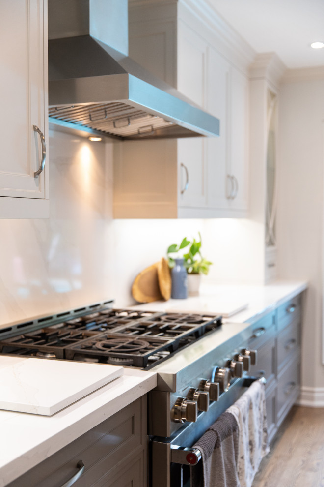 Inspiration for a transitional kitchen remodel in Toronto