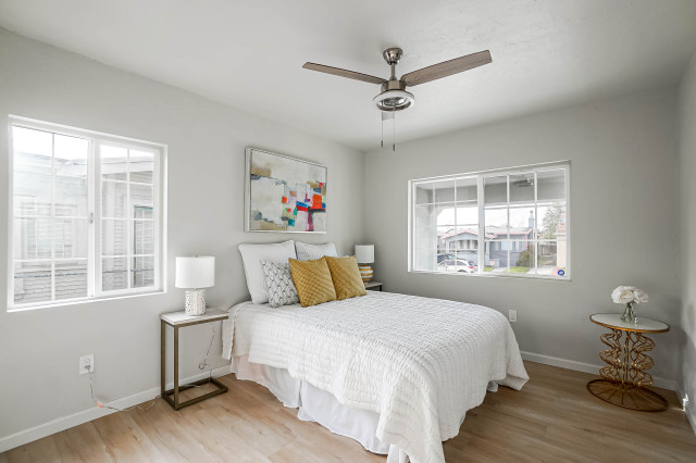 Charming Bungalow Remodeling moderno-camera-da-letto