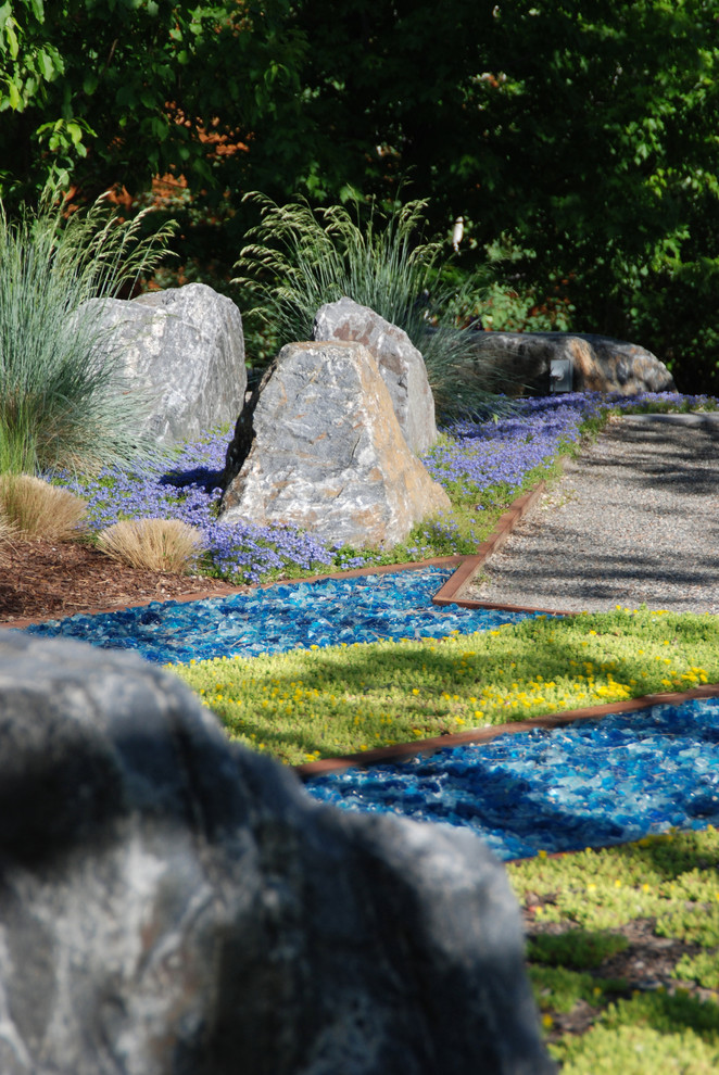 Design ideas for an eclectic backyard garden in Denver with gravel.