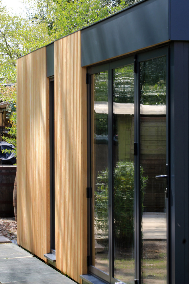 Réalisation d'un abri de jardin séparé design de taille moyenne avec un bureau, studio ou atelier.