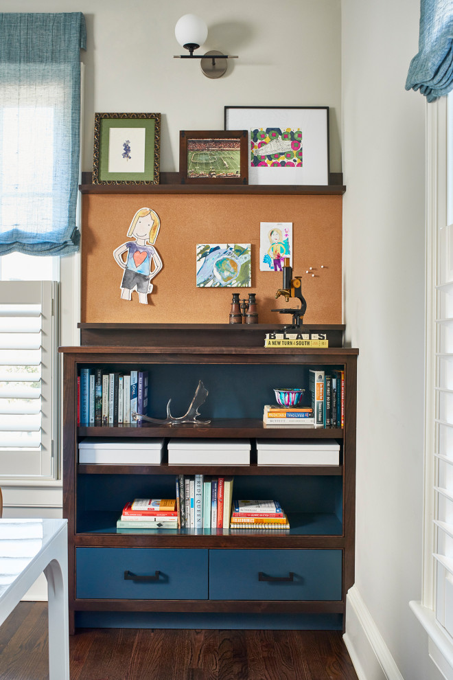 アトランタにある小さなトランジショナルスタイルのおしゃれなホームオフィス・書斎 (グレーの壁、濃色無垢フローリング、自立型机、茶色い床、クロスの天井) の写真