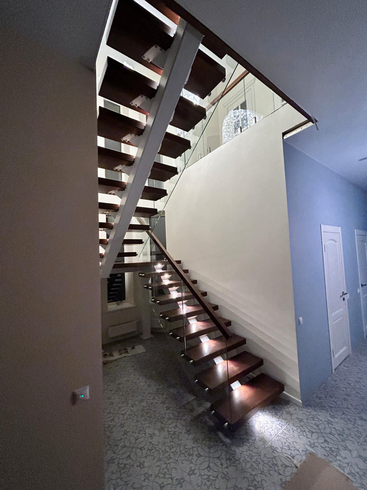 Лестница на монокосоуре в Подмосковье