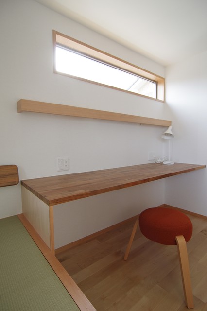 畳リビングでほっこりくつろぐ家 moderno-despacho
