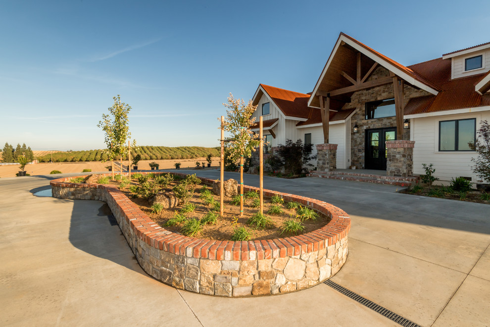Large mountain style detached three-car garage photo in Sacramento