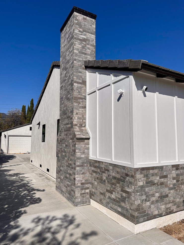 Einstöckiges Landhausstil Einfamilienhaus mit Mix-Fassade, weißer Fassadenfarbe, Walmdach, Ziegeldach, grauem Dach und Wandpaneelen in Los Angeles