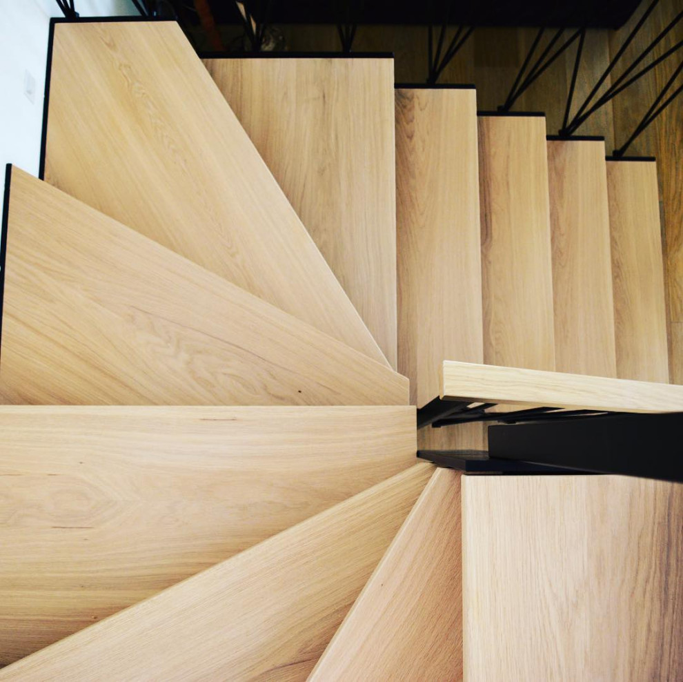 На фото: п-образная деревянная лестница среднего размера в стиле лофт с деревянными ступенями и перилами из тросов с