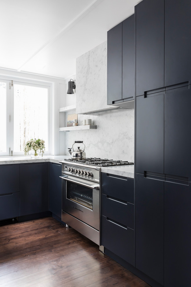 Mid-sized modern l-shaped eat-in kitchen in Sydney with an undermount sink, flat-panel cabinets, blue cabinets, marble benchtops, marble splashback, stainless steel appliances, dark hardwood floors, no island and blue benchtop.