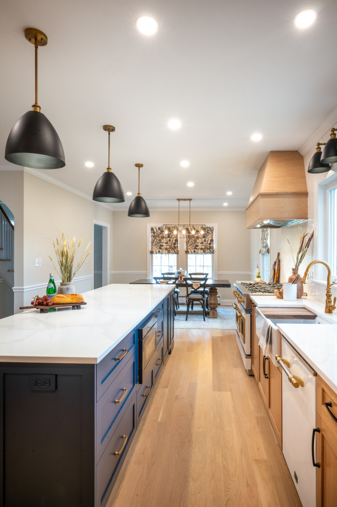 Vintage in Dark Blue and White Oak