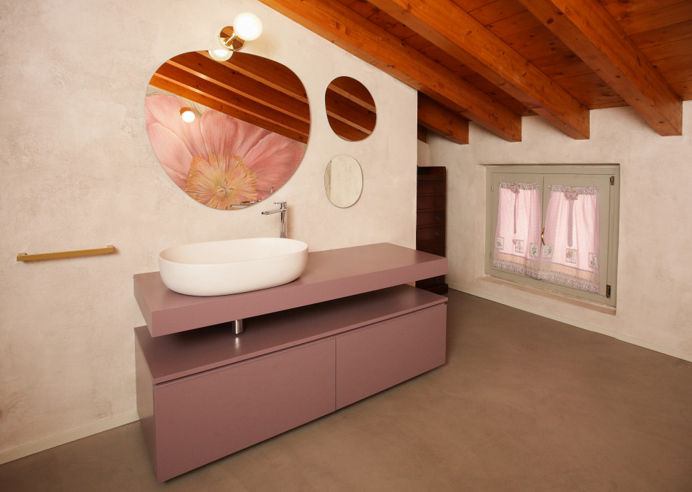 Idéer för mellanstora funkis en-suite badrum, med släta luckor, ett fristående badkar, en toalettstol med hel cisternkåpa, rosa väggar och grått golv
