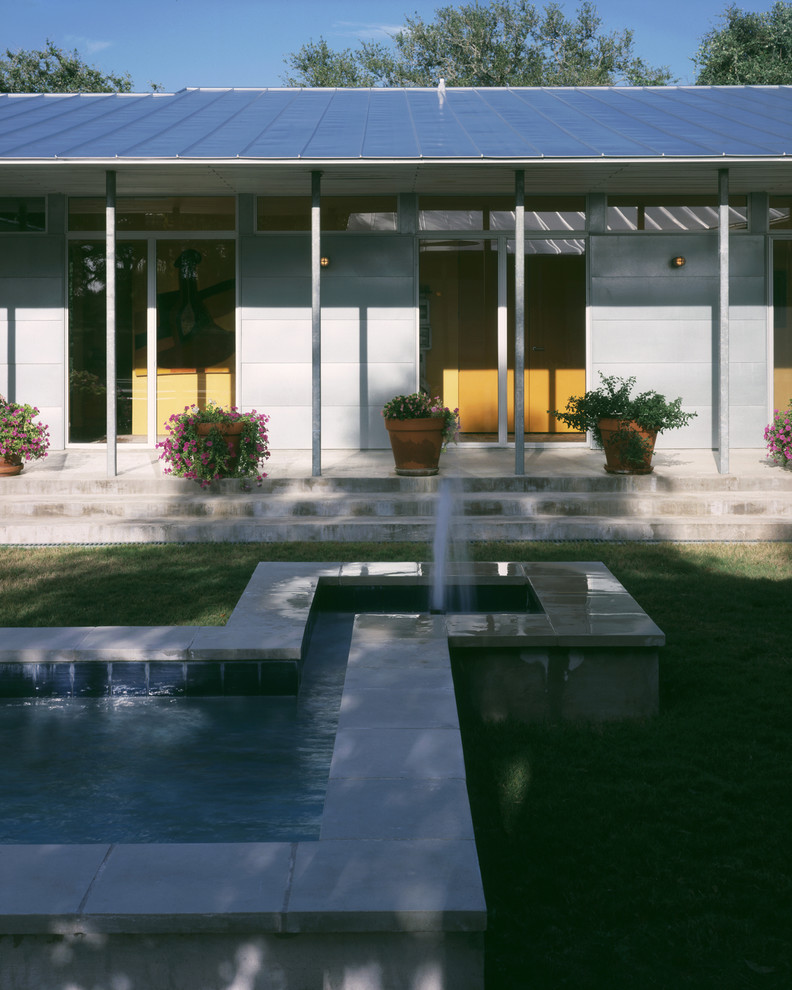 Inspiration for a midcentury one-storey exterior in Austin.