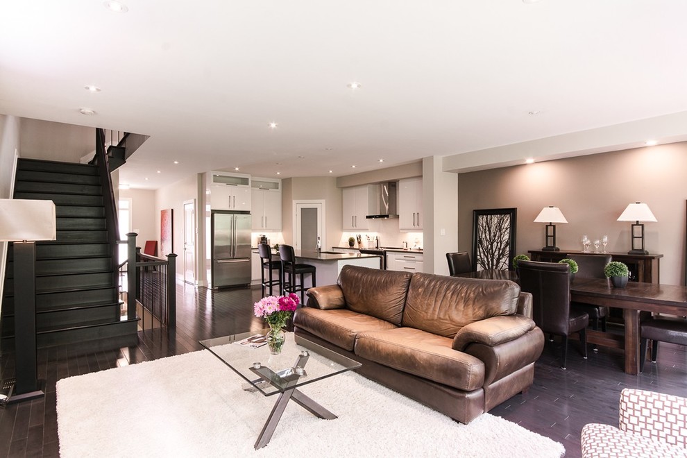 Example of a transitional home design design in Ottawa