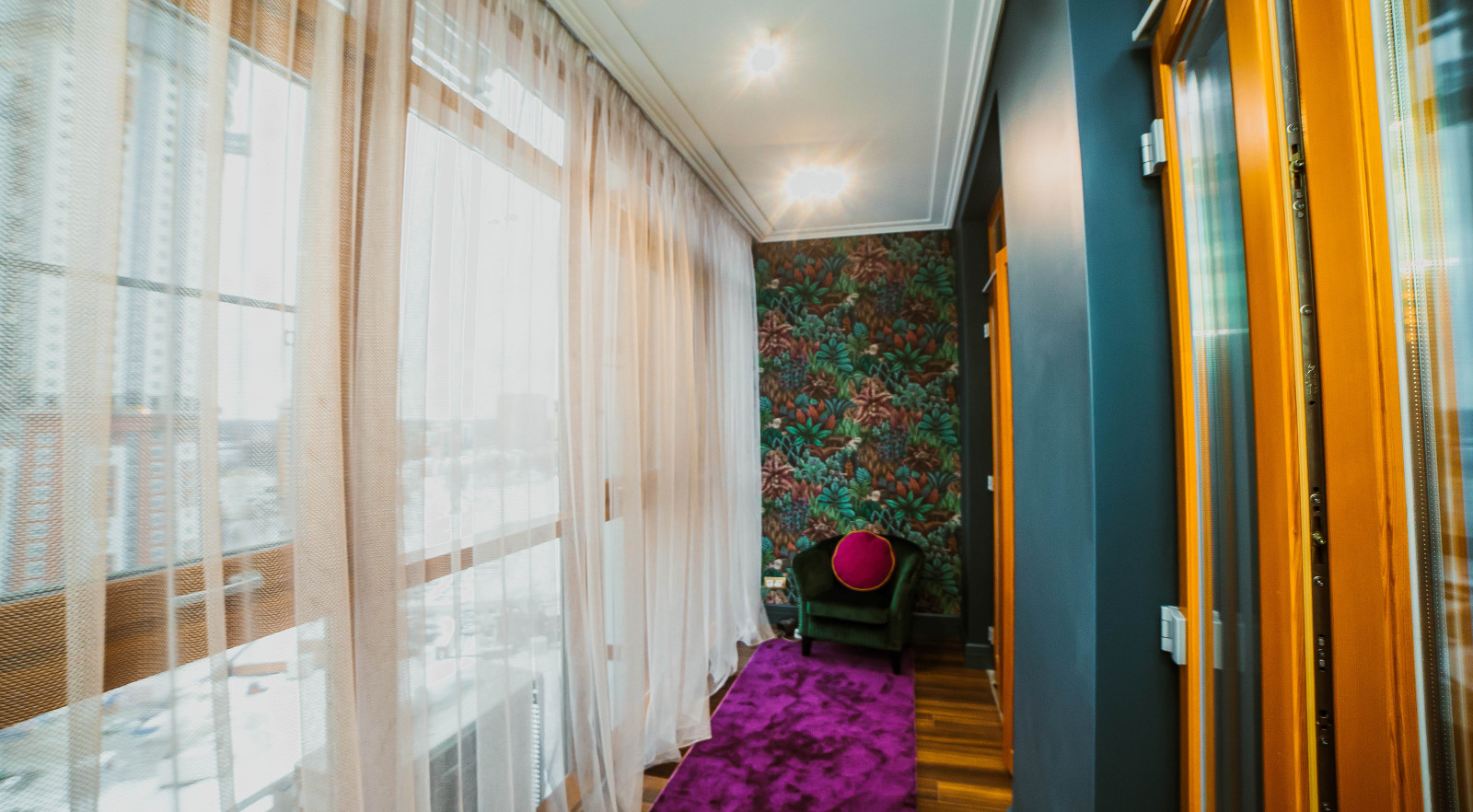 Зона отдыха, с видом на канал имени Москвы, организованная на лоджии