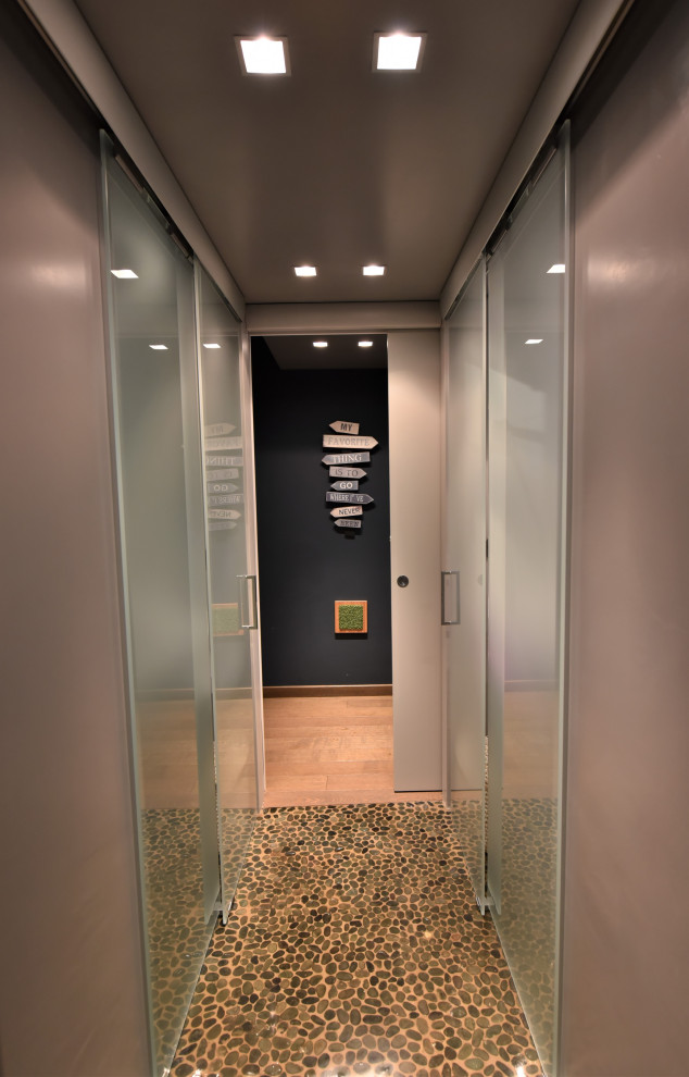 Свежая идея для дизайна: главная ванная комната в стиле модернизм с стеклянными фасадами и тумбой под две раковины - отличное фото интерьера