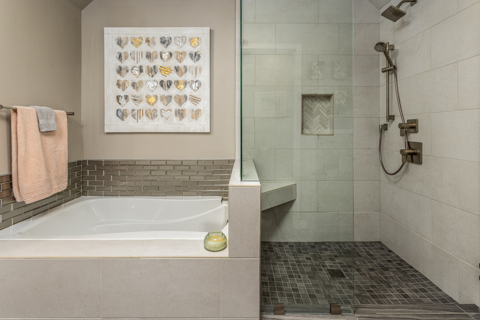 Идея дизайна: главная, серо-белая ванная комната среднего размера в стиле неоклассика (современная классика) с накладной ванной, бежевой плиткой, серым полом, встроенной тумбой, фасадами с утопленной филенкой, бежевыми фасадами, угловым душем, керамогранитной плиткой, бежевыми стенами, полом из керамогранита, врезной раковиной, столешницей из искусственного кварца, душем с распашными дверями, белой столешницей, сиденьем для душа и тумбой под две раковины