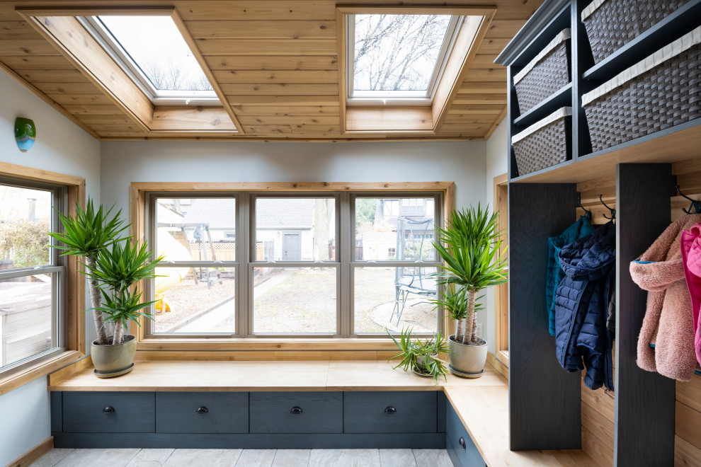 На фото: прихожая среднего размера в скандинавском стиле с серыми стенами, полом из керамической плитки, серым полом и деревянным потолком