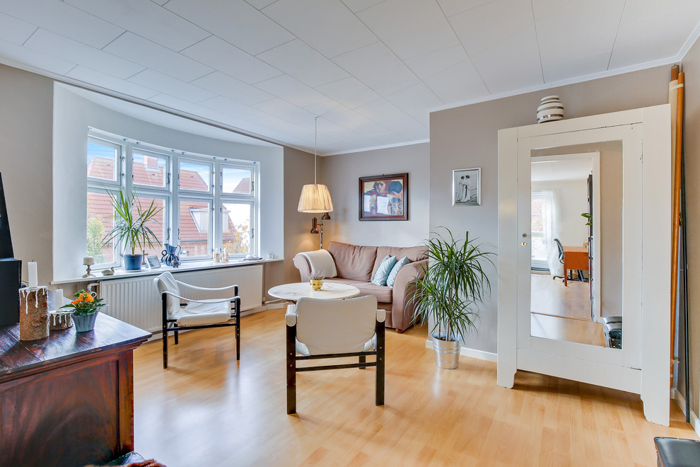 Photo of a mid-sized scandinavian enclosed living room in Aalborg with beige walls and light hardwood floors.