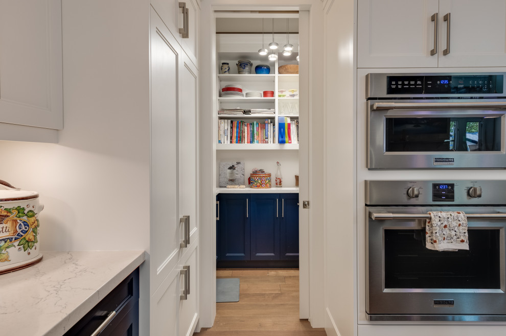 Kitchen - transitional kitchen idea