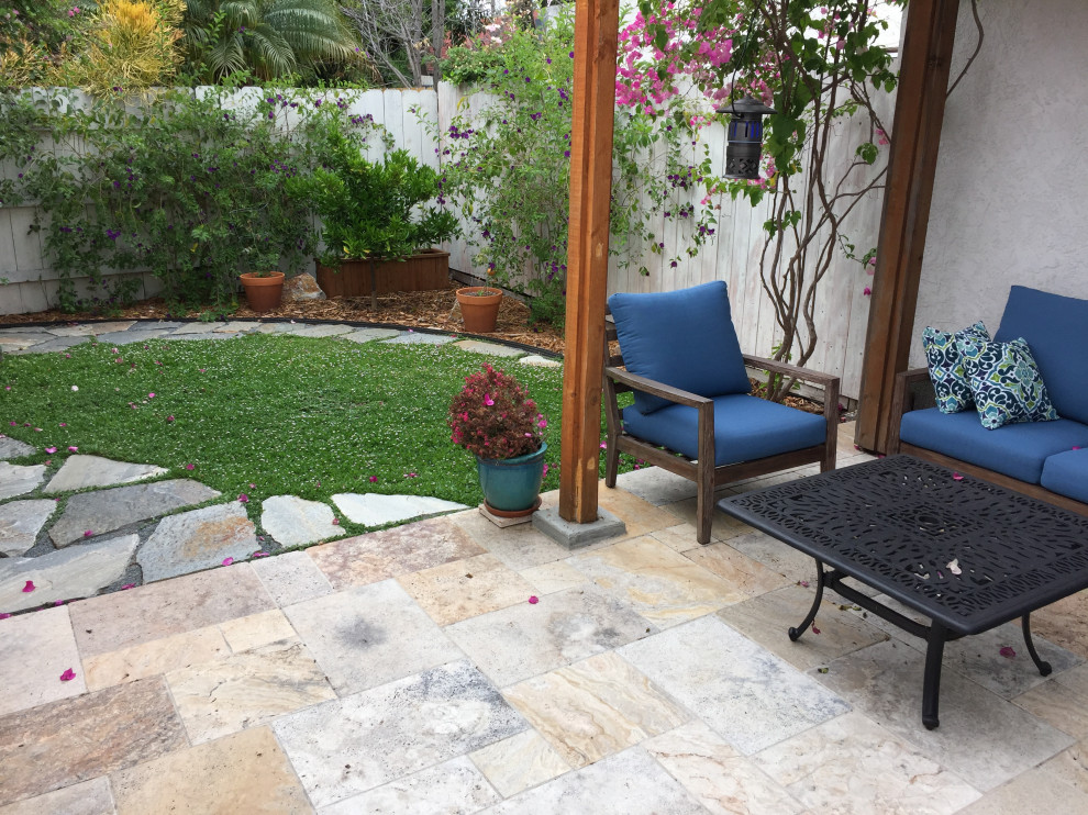 Home design - small contemporary home design idea in San Diego