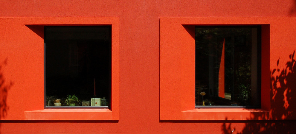 Design ideas for a contemporary red exterior in Berlin with a gable roof.