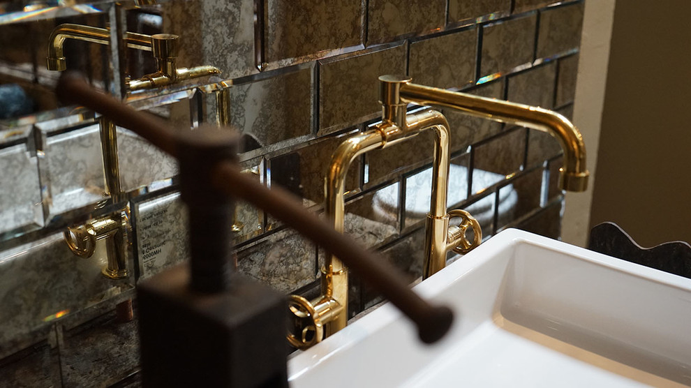 Industrial Badezimmer mit freistehender Badewanne, Fliesen aus Glasscheiben, weißer Wandfarbe, Betonboden, Aufsatzwaschbecken, Waschtisch aus Holz, grauem Boden und brauner Waschtischplatte in München