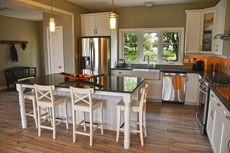Kitchen - transitional kitchen idea in Toronto