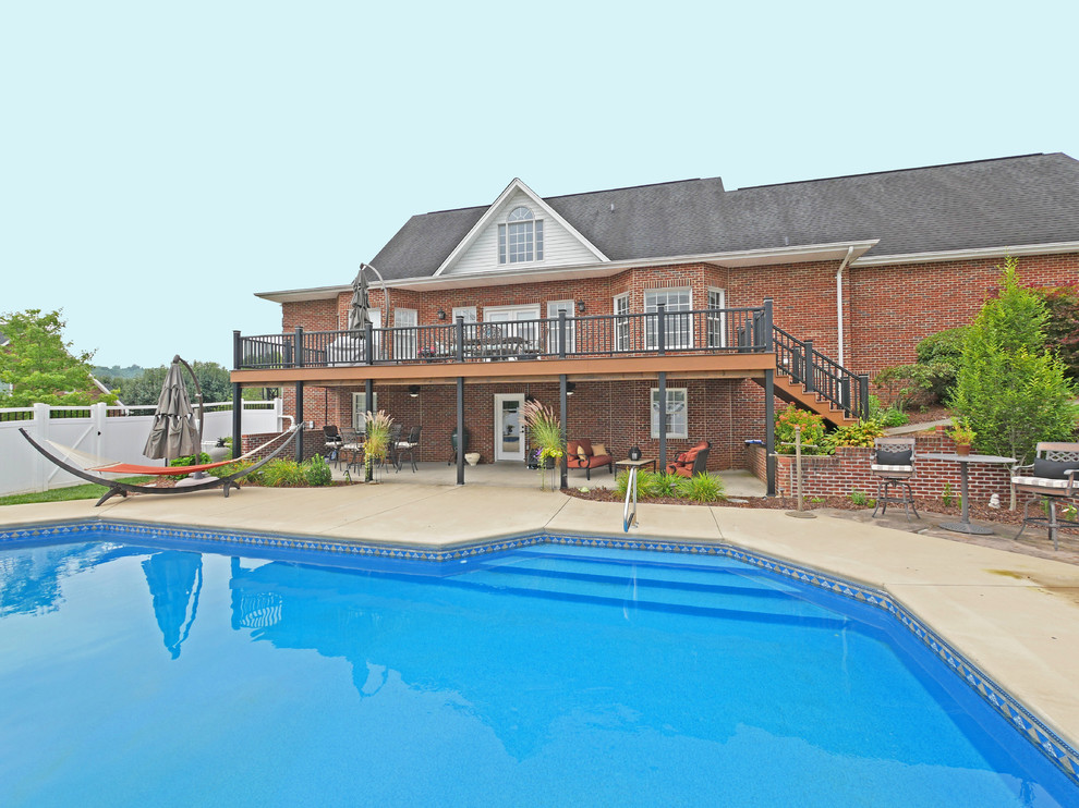 Example of a mid-sized classic backyard balcony deck design with no cover