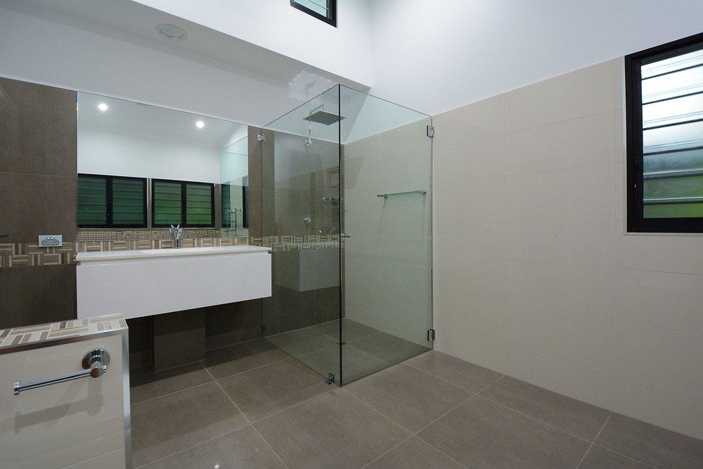Photo of a contemporary bathroom in Darwin.