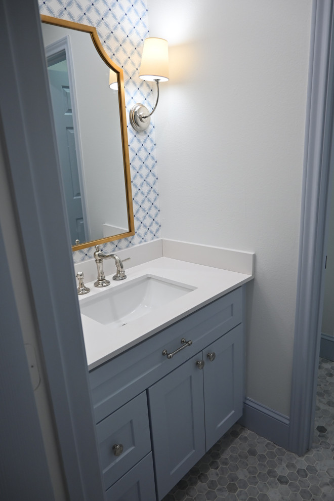 Источник вдохновения для домашнего уюта: детская ванная комната среднего размера в стиле неоклассика (современная классика) с фасадами в стиле шейкер, синими фасадами, ванной в нише, унитазом-моноблоком, белой плиткой, керамической плиткой, белыми стенами, мраморным полом, врезной раковиной, столешницей из искусственного кварца, серым полом, шторкой для ванной, белой столешницей, нишей, тумбой под одну раковину, встроенной тумбой и обоями на стенах