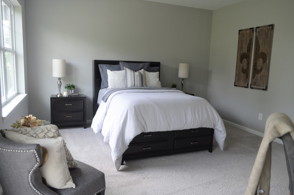 Mittelgroßes Hauptschlafzimmer mit grauer Wandfarbe, Teppichboden und grauem Boden in Indianapolis