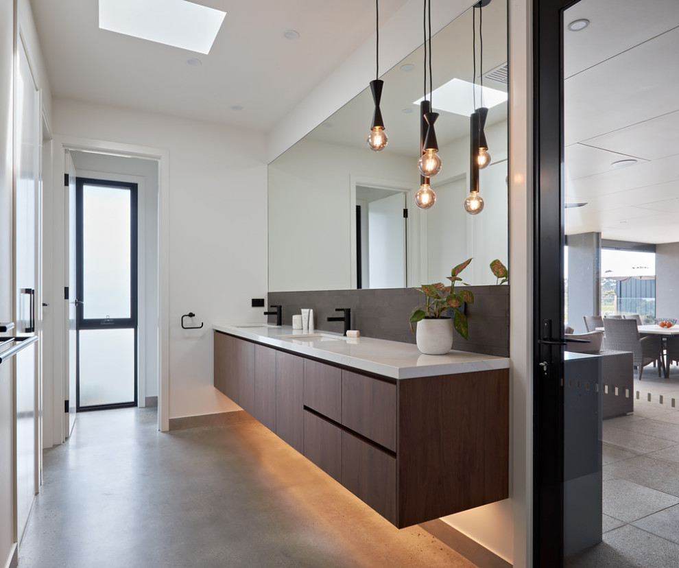 Contemporary bathroom in Melbourne.