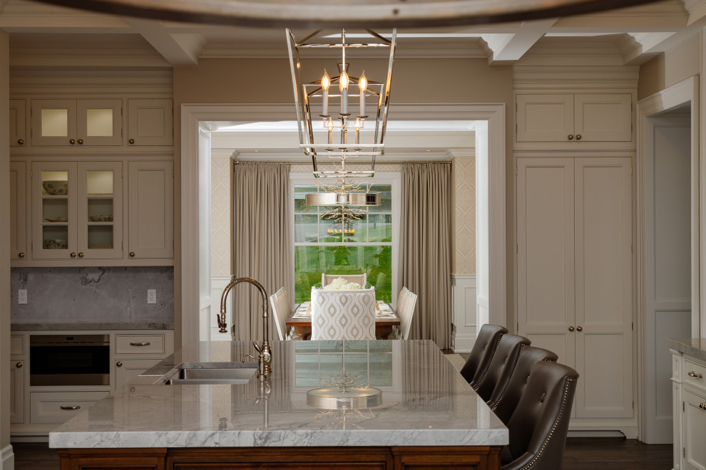 Transitional kitchen photo in Toronto