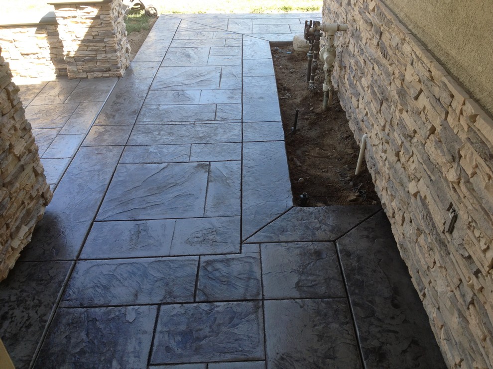 This is an example of a mid-sized transitional side yard patio in Los Angeles.
