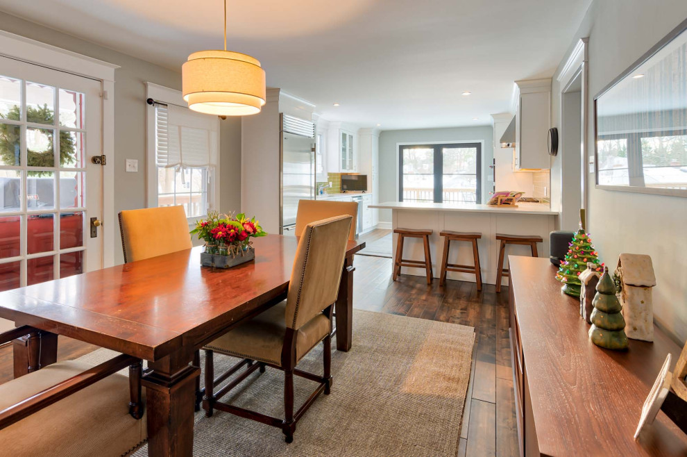 Ispirazione per una grande sala da pranzo aperta verso la cucina classica con pavimento marrone