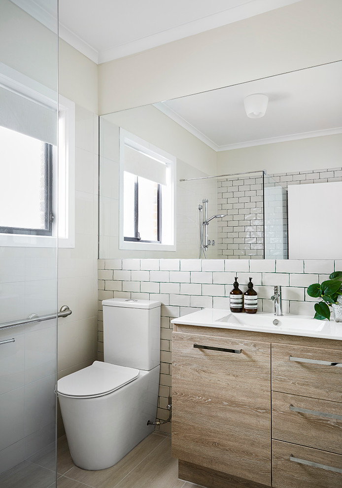 Photo of a contemporary bathroom in Melbourne.