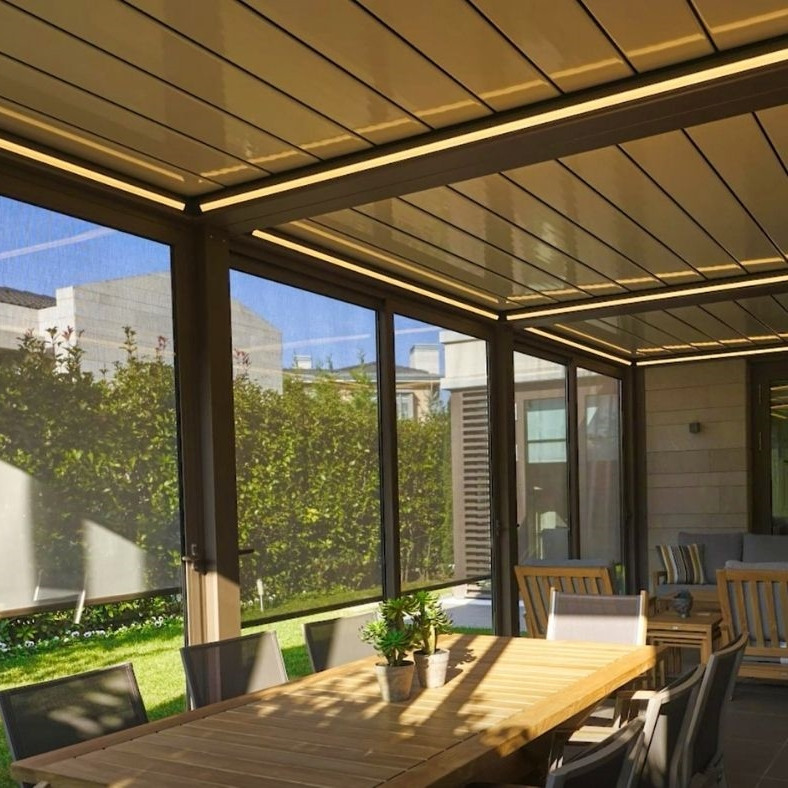 Immagine di una terrazza design di medie dimensioni, nel cortile laterale e a piano terra con con illuminazione e un tetto a sbalzo