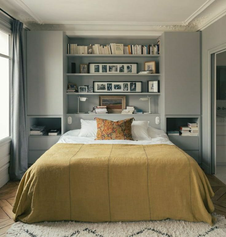 Стильный дизайн: гостевая спальня (комната для гостей) в современном стиле с полом из ламината - последний тренд