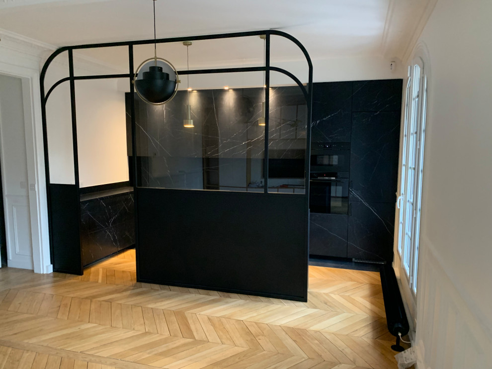 Foto på ett stort funkis uterum, med klinkergolv i keramik och svart golv