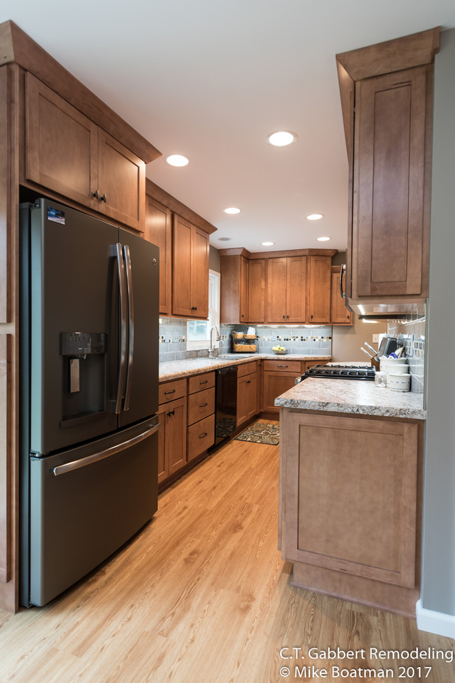 Example of a transitional kitchen design in Chicago