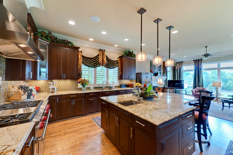 Design ideas for a traditional kitchen in Charlotte with granite benchtops.