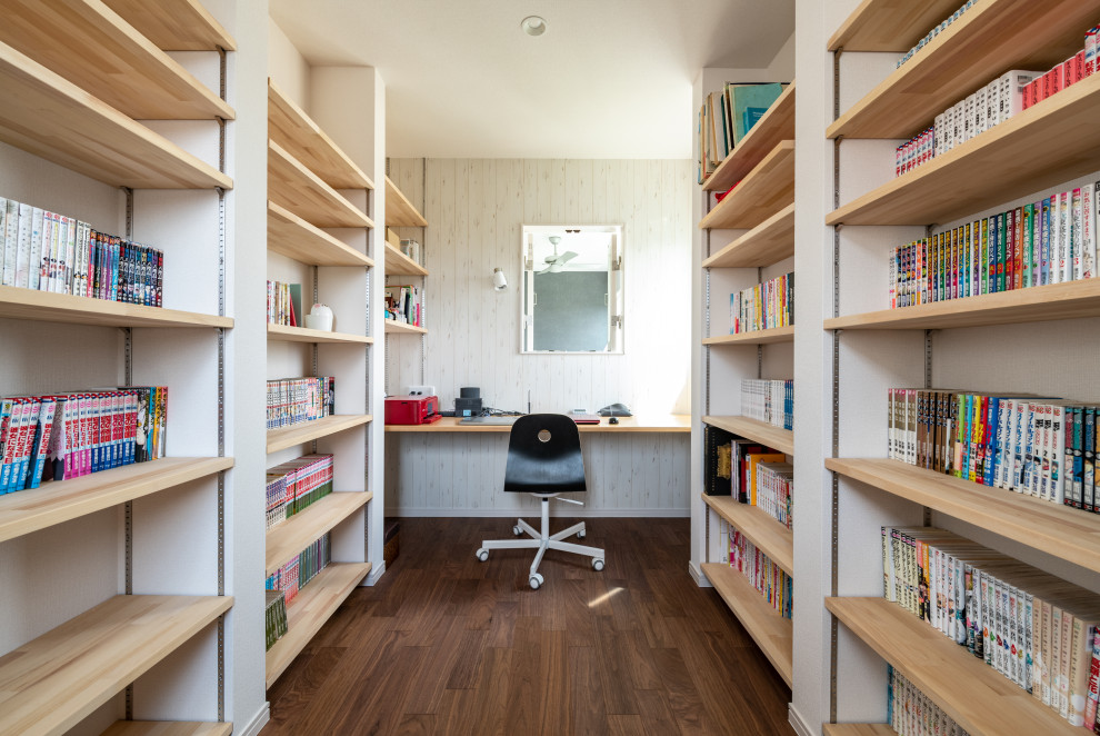 Photo of a modern home office in Fukuoka.