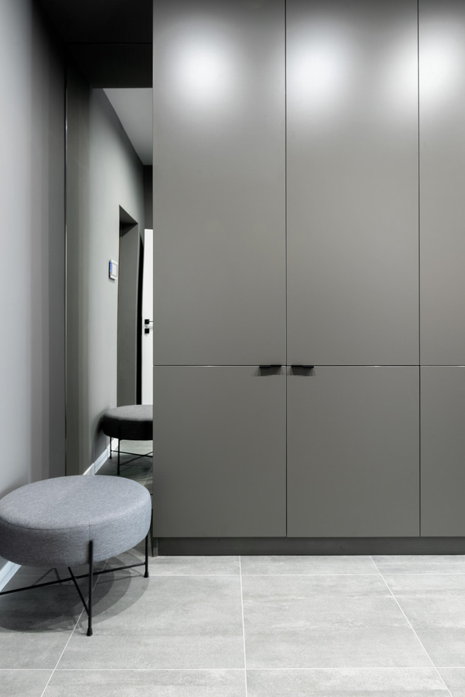 Спокойный, темный интерьер с элементами дерева