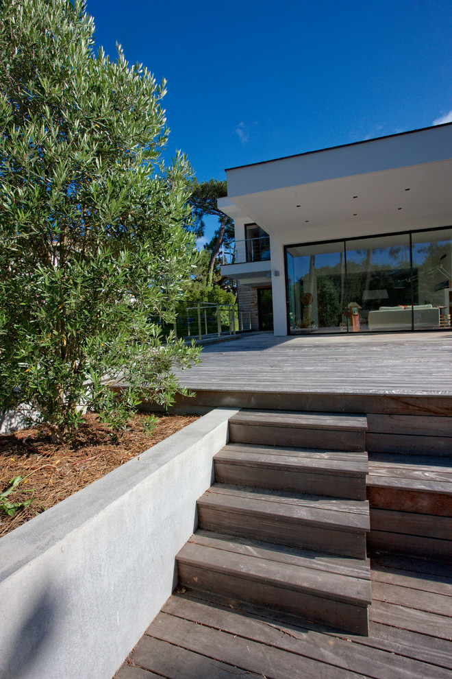 Inspiration for a modern deck in Bordeaux.