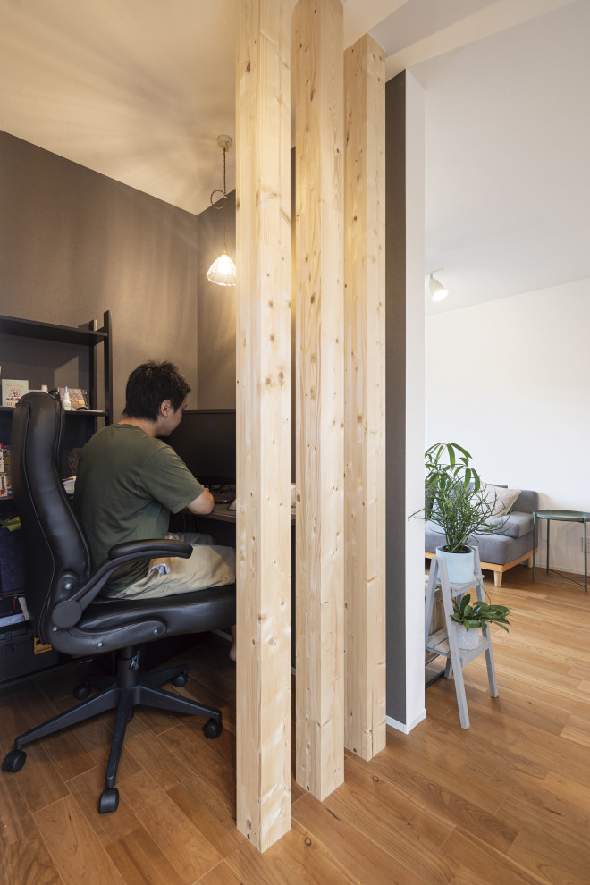 Foto di un ufficio moderno di medie dimensioni con pareti grigie, scrivania incassata, pavimento marrone, soffitto in carta da parati e carta da parati