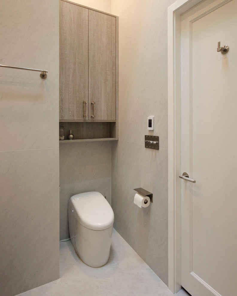 На фото: маленькая главная ванная комната в современном стиле с фасадами с утопленной филенкой, светлыми деревянными фасадами, душем в нише, унитазом-моноблоком, белой плиткой, плиткой из листового камня, белыми стенами, мраморным полом, врезной раковиной, мраморной столешницей, белым полом, душем с распашными дверями, белой столешницей, сиденьем для душа, тумбой под две раковины, встроенной тумбой и сводчатым потолком для на участке и в саду