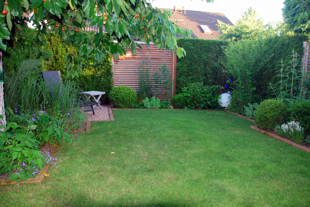 На фото: летний участок и сад в стиле кантри с полуденной тенью с