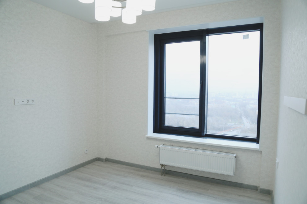 Mittelgroßes Modernes Hauptschlafzimmer ohne Kamin mit weißer Wandfarbe, braunem Holzboden, beigem Boden und Tapetenwänden in Moskau