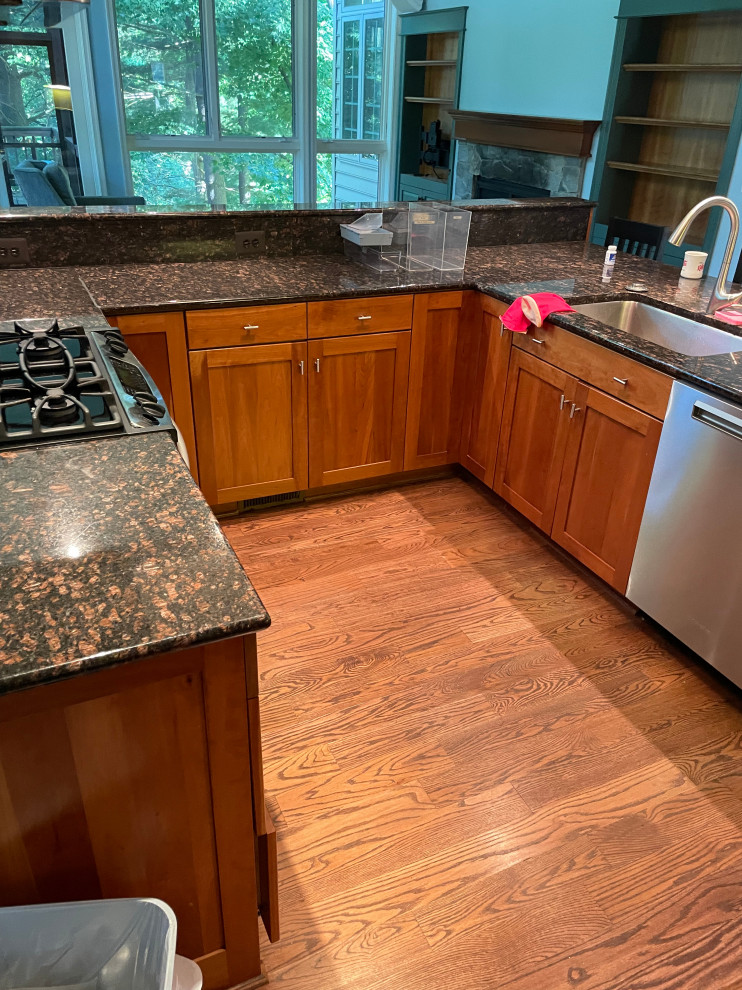 Kitchen - transitional kitchen idea in DC Metro